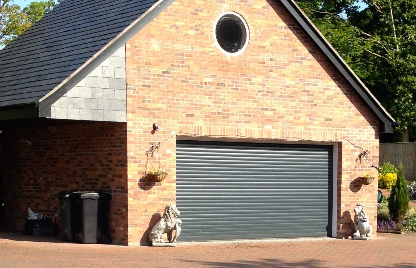 Aluroll Classic insulated automated roller shutter in Anthracite Grey